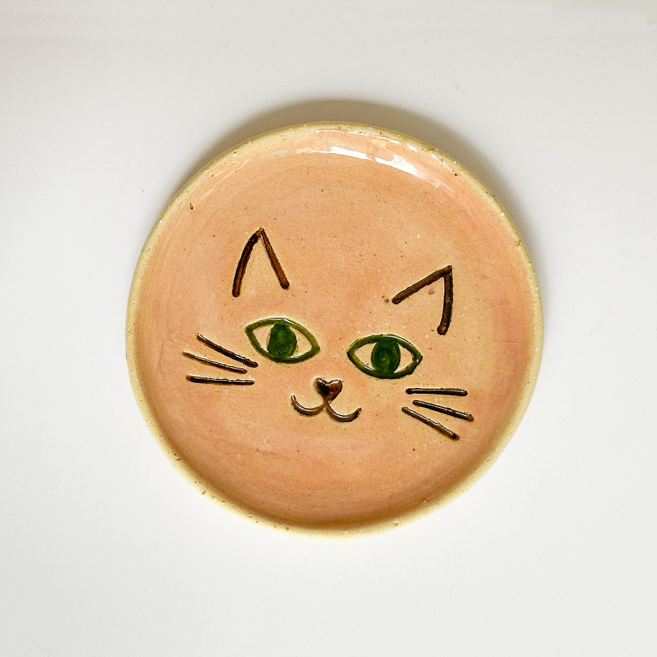 Plato Gatito - pink face green eye