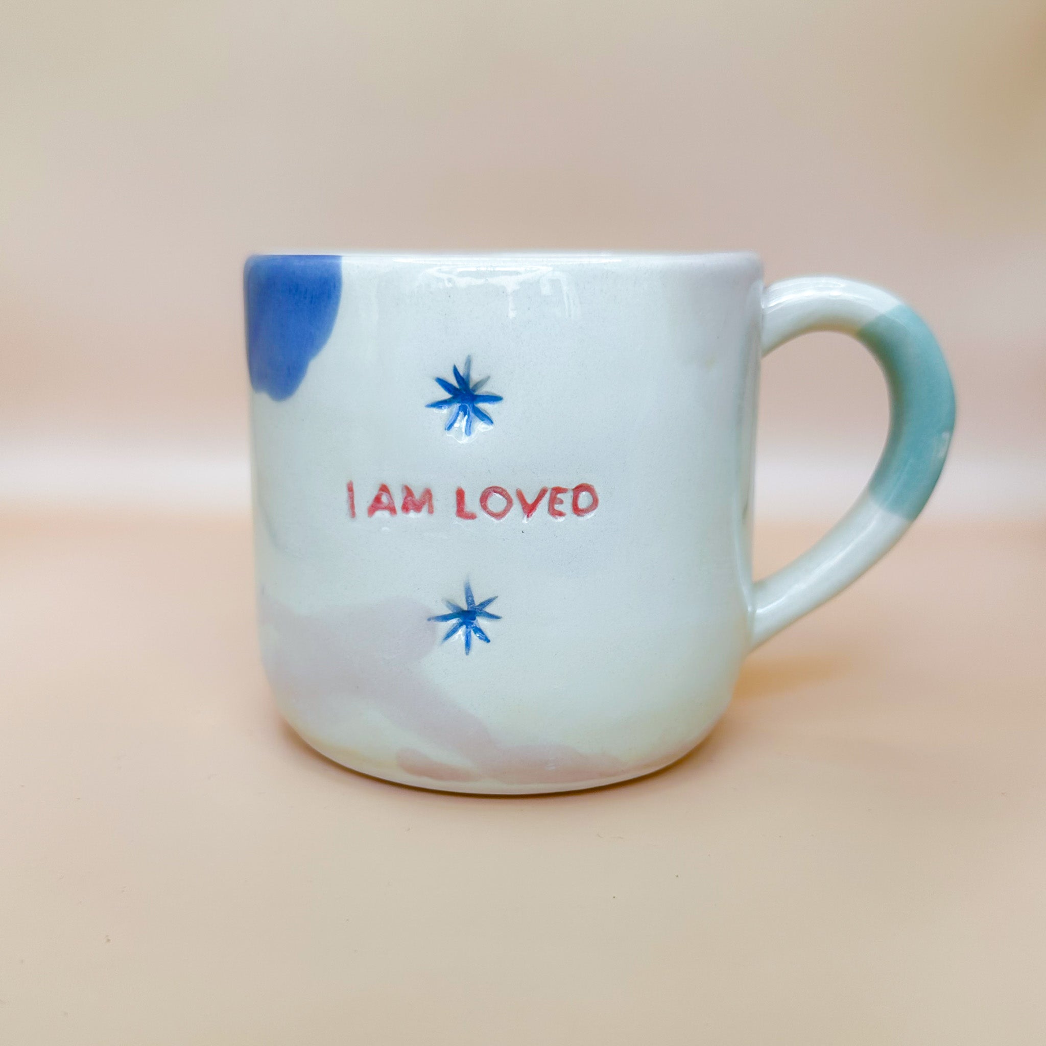 Taza I am Loved - cachetitos de corazón azules