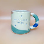 Cargar imagen en el visor de la galería, Taza Keep Making Magic - little star between eyes
