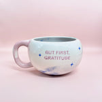 Cargar imagen en el visor de la galería, Taza redonda - BUT FIRTS GRATITUDE - estrellita
