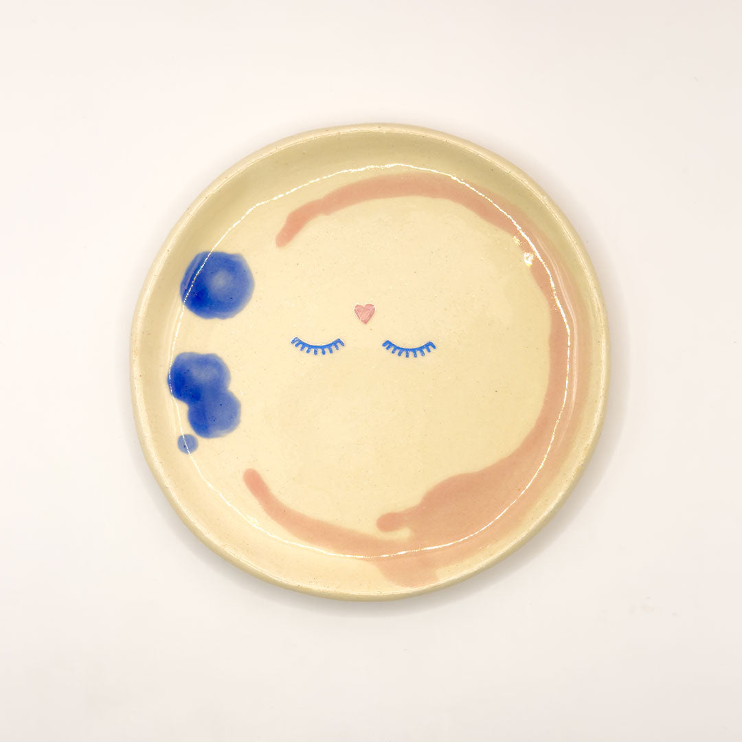 Plato chico - Ojos cerrados - abrazo rosa