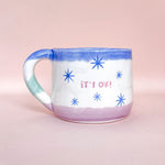Cargar imagen en el visor de la galería, Taza con asa - IT'S OK!- mente en azul
