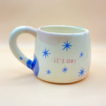 Cargar imagen en el visor de la galería, Taza con asa - IT'S OK!- Asa azúl
