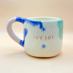 Cargar imagen en el visor de la galería, Taza con asa - SOY LUZ- Asa azul y rosa
