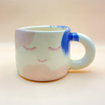 Cargar imagen en el visor de la galería, Taza con asa - TODO VA A ESTAR BIEN- Pestañitas
