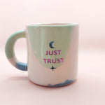 Cargar imagen en el visor de la galería, Taza Just Trust - Ojitos Enamorados
