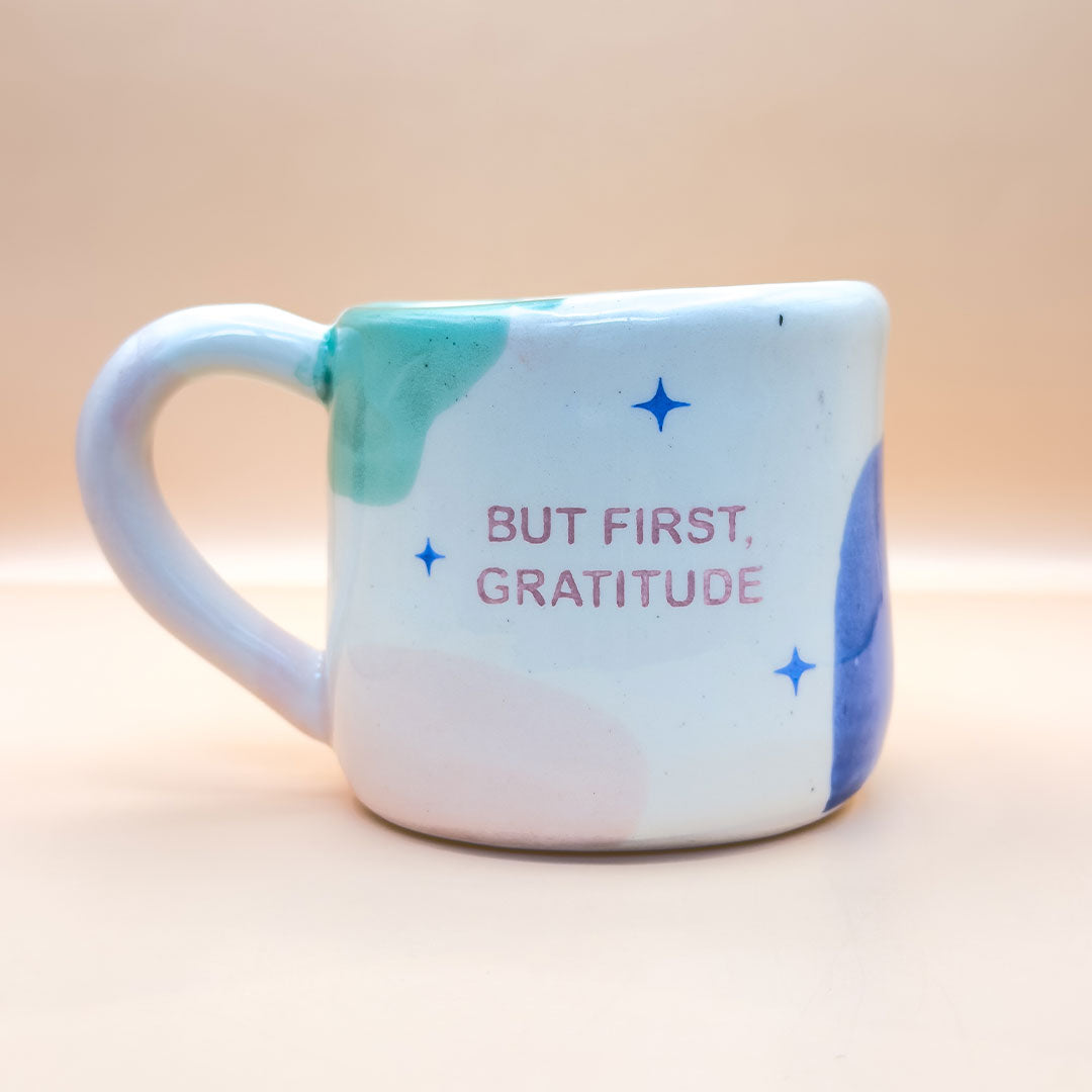 Taza con asa -BUT FIRST GRATITUDE- estrellas azules