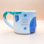 Cargar imagen en el visor de la galería, Taza con asa - HERE NOW HAPPY - estrellas
